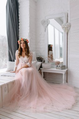 Kadın pembe sabahlığı beyaz studio poz