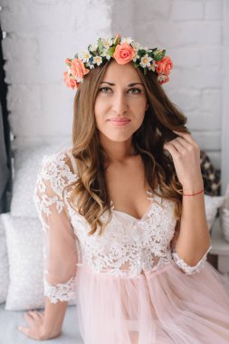 Kadın pembe sabahlığı beyaz studio poz