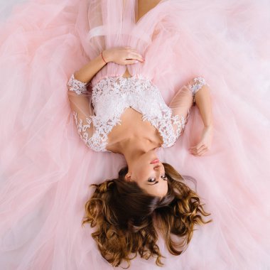 kadın yatakta yatıyordu bir pembe sabahlık