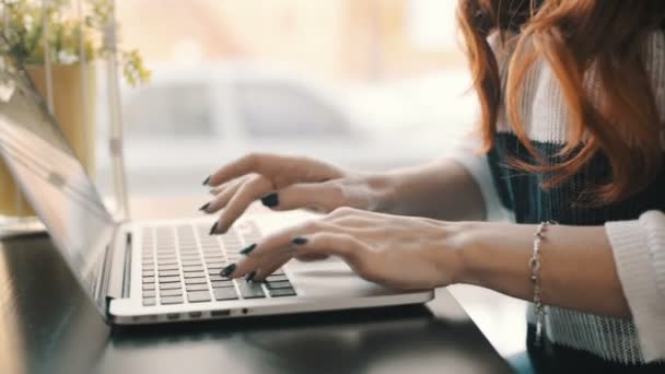 Tangan wanita mengetik di papan ketik laptop — Stok Video