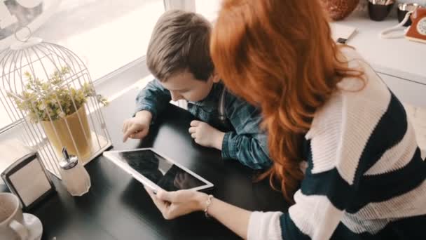 젊은 어머니와 태블릿을 즐기는 아들 — 비디오