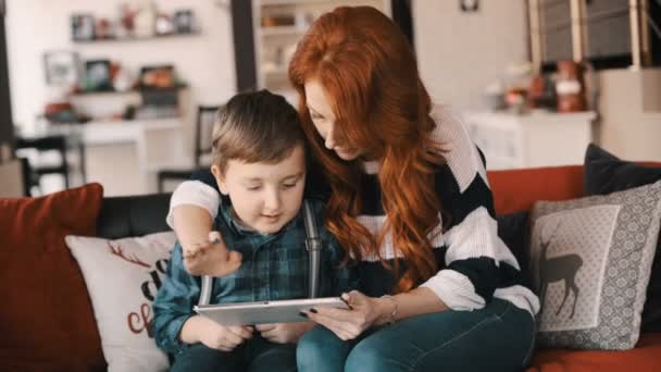 Ung mamma och son njuter tablett — Stockvideo