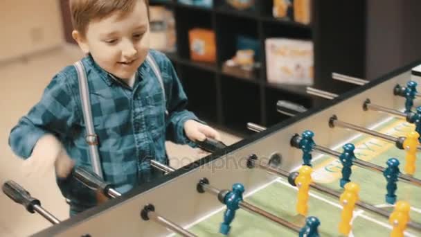 Chico divirtiéndose jugando fútbol de mesa — Vídeos de Stock