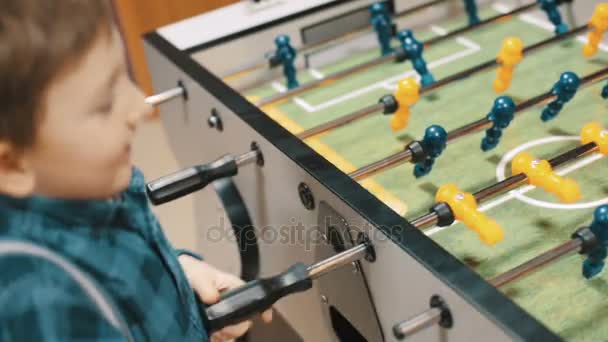 Menino se divertindo jogando futebol de mesa — Vídeo de Stock