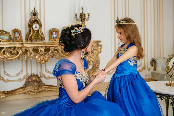 Красивая принцесса мать и дочь в золотой короне — стоковое фото