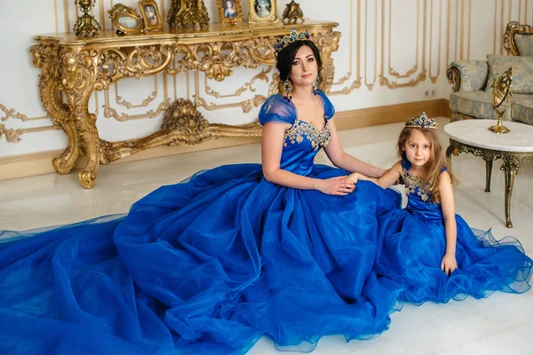 Красивая принцесса мать и дочь в золотой короне — стоковое фото