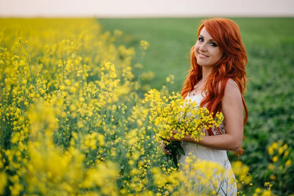 菜種分野で若い赤髪の女 — ストック写真