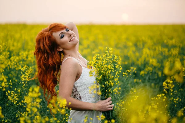 菜種分野で若い赤髪の女 — ストック写真