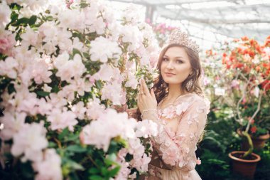 Uzun bir tren bir şeftali renkli elbiseli güzel kadın
