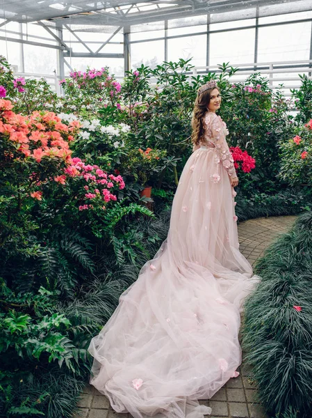 Belle femme dans une robe couleur pêche avec un long train — Photo