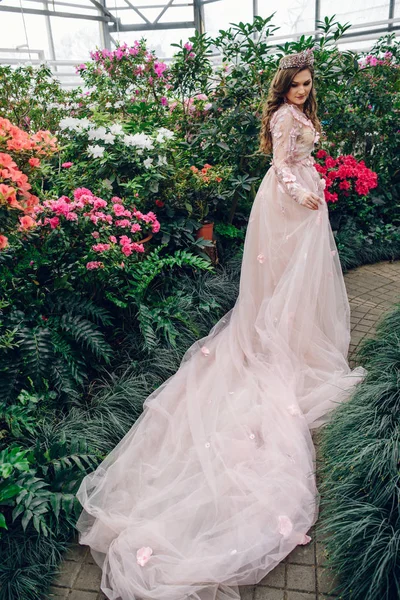 Belle femme dans une robe couleur pêche avec un long train — Photo