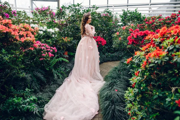 Belle femme dans une robe couleur pêche avec un long train — Photo