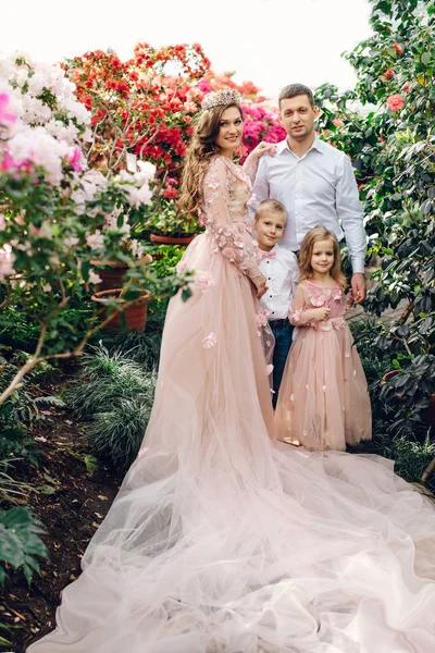 Bir çiçek açan içinde genç mutlu aile bahar bahçe