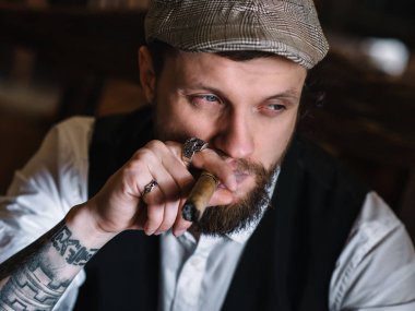 Bir barda bir puro sigara genç sakallı biri