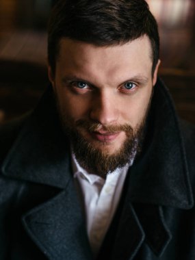 Genç adam bir barda, vintage tarzı sakallı