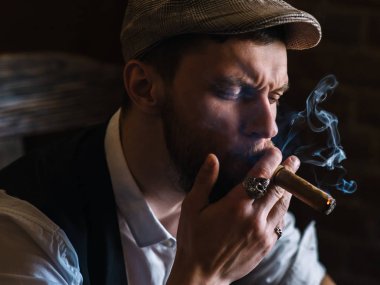 Bir barda bir puro sigara genç sakallı biri