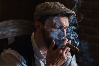 Bir barda bir puro sigara genç sakallı biri