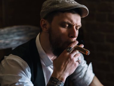 Bir barda bir puro sigara genç sakallı biri