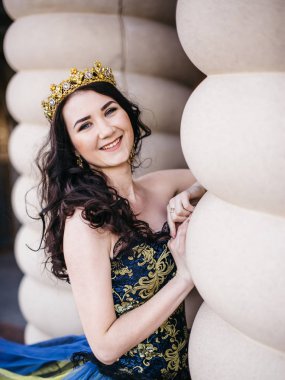 bir prenses bir lüks mavi elbiseli suretinde genç kadın