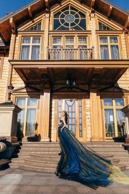 Uzun bir tren bir lüks mavi elbiseli güzel kadın