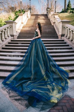 Uzun bir tren bir lüks mavi elbiseli güzel kadın