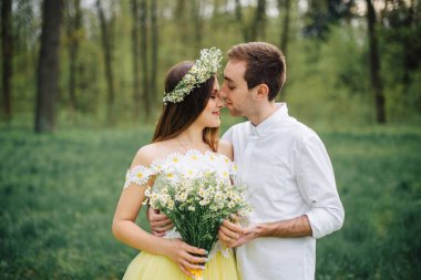 Bir bahar parkta sarılma sevgi dolu bir çift