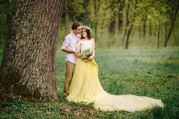 Um casal amoroso abraçando em um parque primaveril — Fotografia de Stock