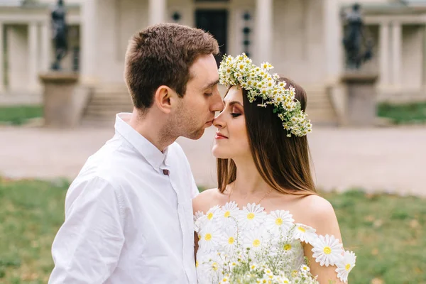 Un couple aimant embrasser dans un parc de printemps — Photo