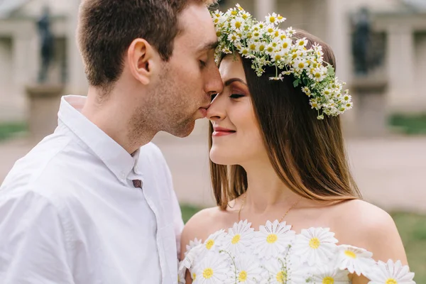 Una coppia amorevole che si abbraccia in un parco primaverile — Foto Stock