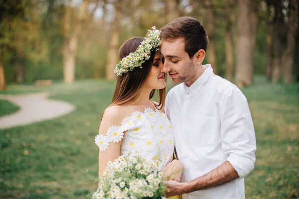 Una pareja amorosa abrazándose en un parque de primavera —  Fotos de Stock