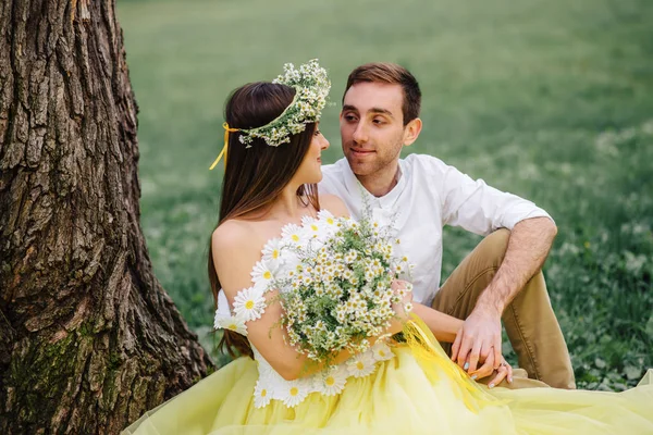 Un couple aimant embrasser dans un parc de printemps — Photo