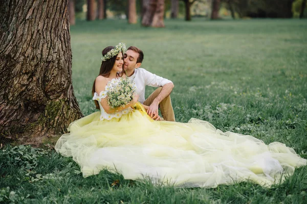 Un couple aimant embrasser dans un parc de printemps — Photo