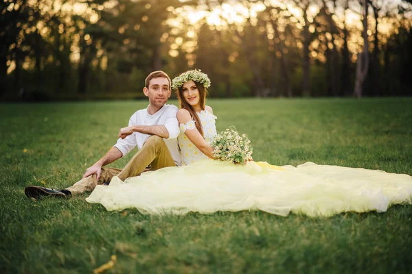 Una coppia amorevole che si abbraccia in un parco primaverile — Foto Stock