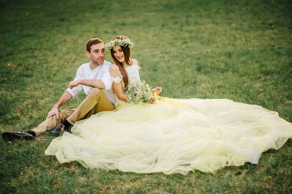 Bir bahar parkta sarılma sevgi dolu bir çift — Stok fotoğraf