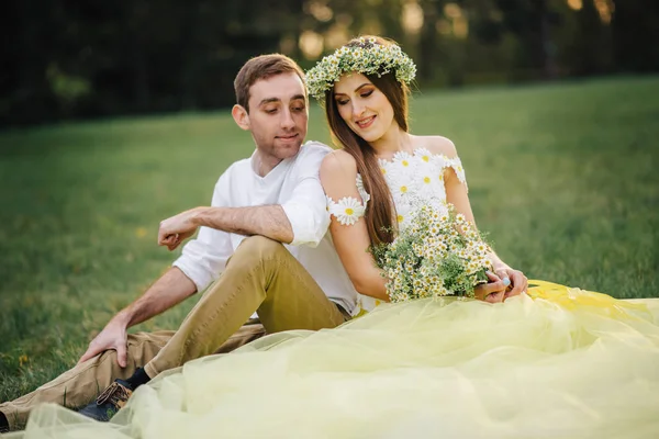 Bir bahar parkta sarılma sevgi dolu bir çift — Stok fotoğraf