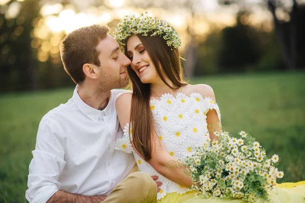 Una pareja amorosa abrazándose en un parque de primavera —  Fotos de Stock