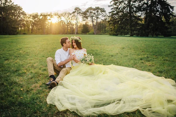 Un couple aimant embrasser dans un parc de printemps — Photo