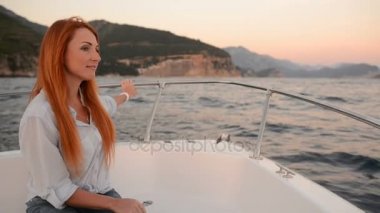 Adriyatik Denizi gidiş kesici oturan genç mutlu kadın görünüyor