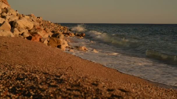 Хвилі на узбережжі Адріатичного моря, захід сонця — стокове відео