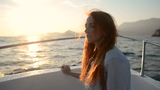 Joven feliz mujer sentado en ir cutter mira adriatic mar — Vídeo de stock