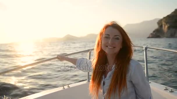 Gelukkig jongedame zitten in gaan cutter kijkt naar de Adriatische Zee — Stockvideo