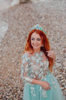 bir lüks içinde genç kadın Adriyatik Denizi kıyısında duruyor