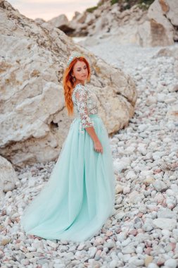 bir lüks içinde genç kadın Adriyatik Denizi kıyısında duruyor