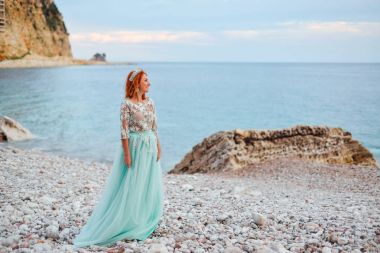 bir lüks içinde genç kadın Adriyatik Denizi kıyısında duruyor