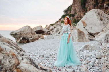 bir lüks içinde genç kadın Adriyatik Denizi kıyısında duruyor