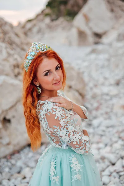Jonge vrouw in een luxe jurk staat aan de oever van de Adriatische Zee — Stockfoto