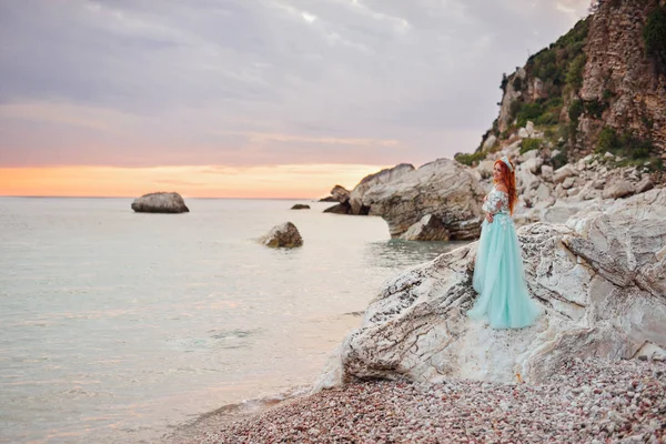 Junge Frau in luxuriösem Kleid steht am Ufer der Adria — Stockfoto