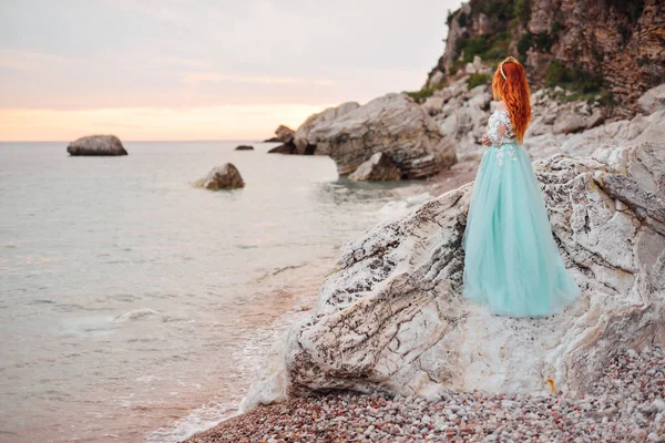 Junge Frau in luxuriösem Kleid steht am Ufer der Adria — Stockfoto