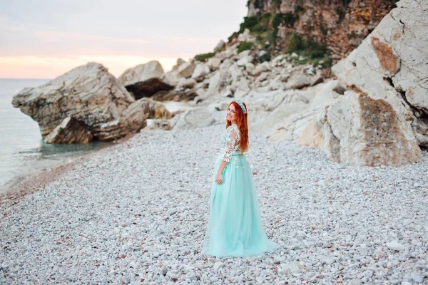 bir lüks içinde genç kadın Adriyatik Denizi kıyısında duruyor