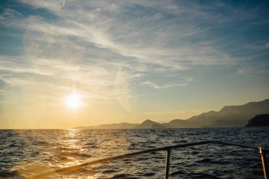 Karadağ sahil batımında, denizden görüntülemek